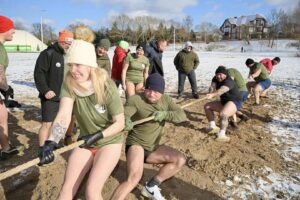 Kąpiel dla odważnych 2025, plaża miejska MOSiR, Jezioro Ełckie, morsy, przeciąganie liny