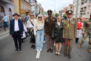 Wielki Jubileusz, parada ulicą Wojska Polskiego, mieszkańcy Ełku, goście, flagi