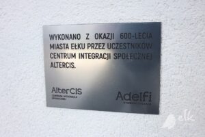 Eko-Donice przed Ełckim Centrum Kultury, prezydent Ełku z uczestnikami Centrum Integracji Społecznej, sadzenie kwiatów